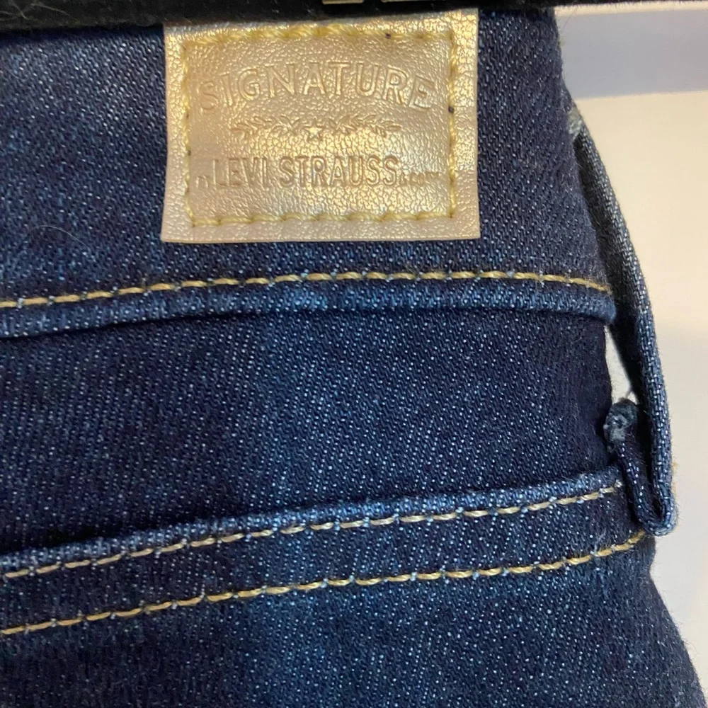 Signature by Levi Strauss & Co. Modern Slim Cuffed, Size 2, W26 Denim - Picture 3 of 3